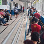 Vacinação contra sarampo atrai multidões e gera longas filas nos postos de São Paulo