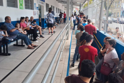 Vacinação contra sarampo atrai multidões e gera longas filas nos postos de São Paulo