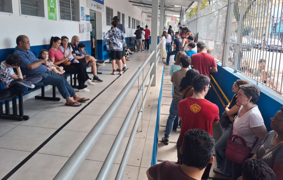 Vacinação contra sarampo atrai multidões e gera longas filas nos postos de São Paulo