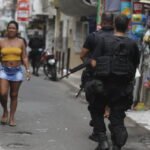 Complexo da Maré registra três mortes e bloqueio na Linha Vermelha após operação da PMRJ