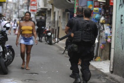 Complexo da Maré registra três mortes e bloqueio na Linha Vermelha após operação da PMRJ