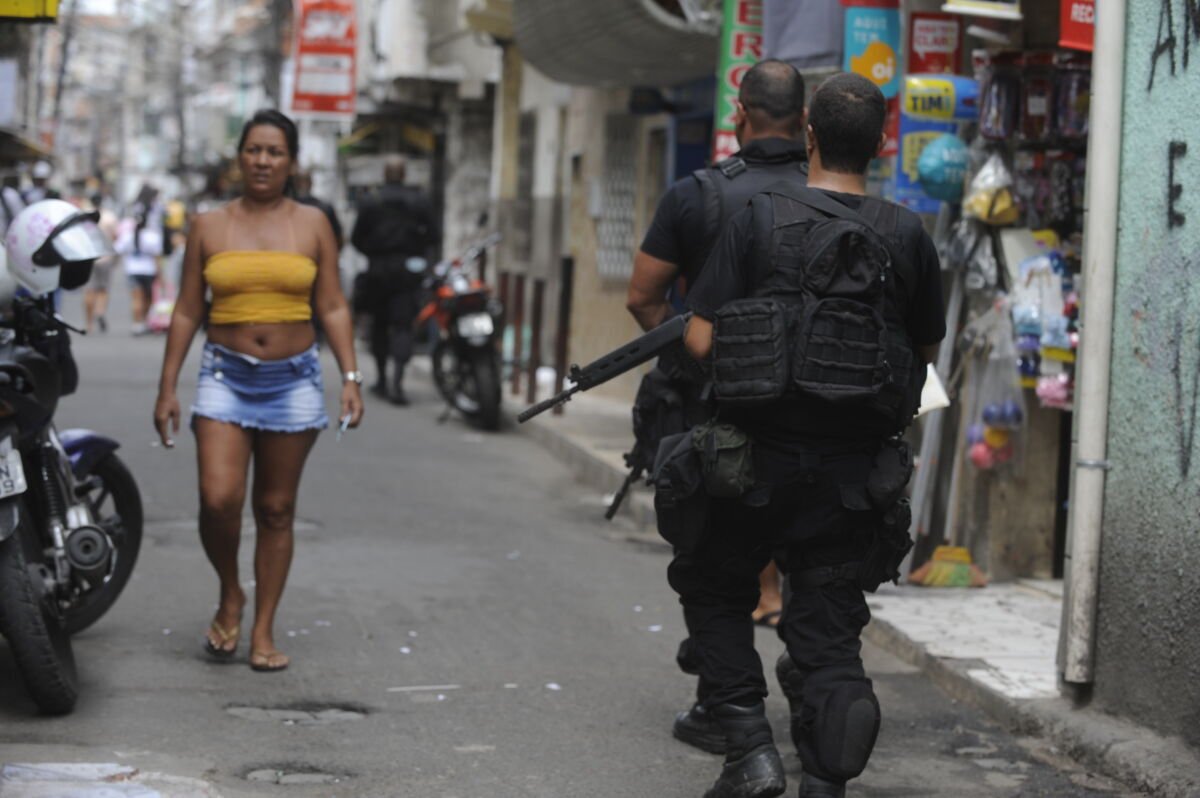 Complexo da Maré registra três mortes e bloqueio na Linha Vermelha após operação da PMRJ