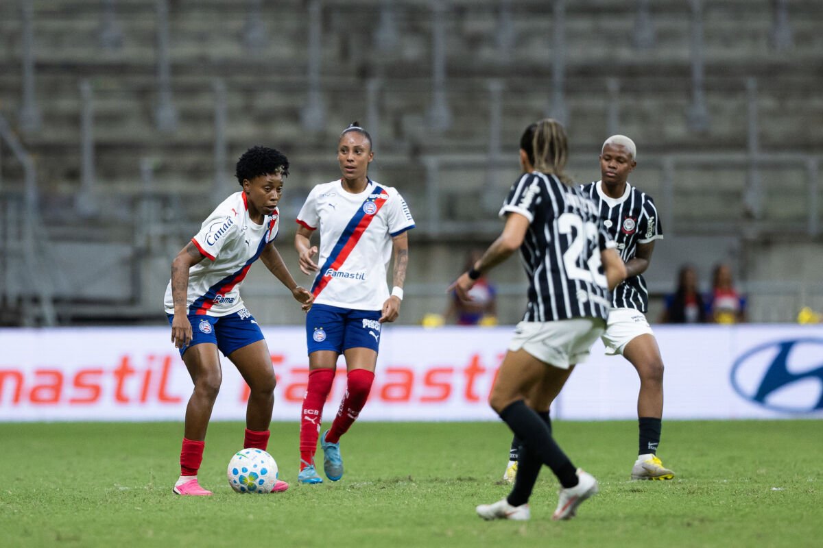 Corinthians vence Bahia na Fonte Nova e larga na frente por vaga na final do Brasileirão