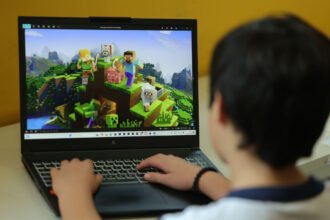 Crianças sofrem com aumento do olho seco por conta do uso prolongado de dispositivos digitais
