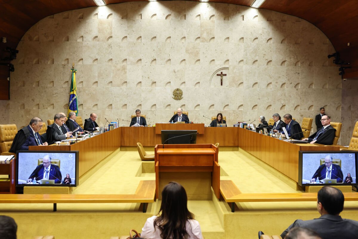 Edson Fachin clama por serenidade no STF durante julgamento inédito contra Alexandre de Moraes