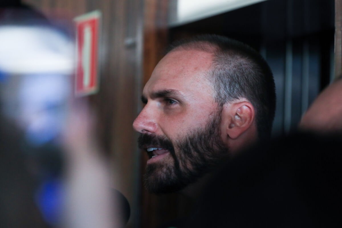 Eduardo Bolsonaro tem pena de prisão mantida por unanimidade na Primeira Turma do STF