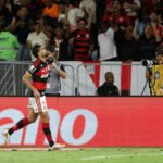 Flamengo reduz distância para o Palmeiras no topo da tabela após vitória sobre o Mirassol