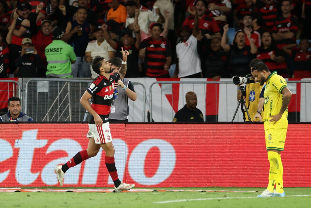 Flamengo reduz distância para o Palmeiras no topo da tabela após vitória sobre o Mirassol