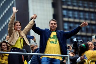 Flávio Bolsonaro propõe corte de dez ministérios e endurecimento penal em plano de governo