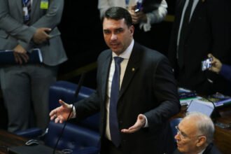 Flávio Bolsonaro tenta retirar de Flávio Dino investigação sobre verbas de filme