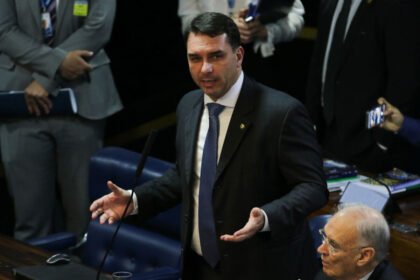 Flávio Bolsonaro tenta retirar de Flávio Dino investigação sobre verbas de filme