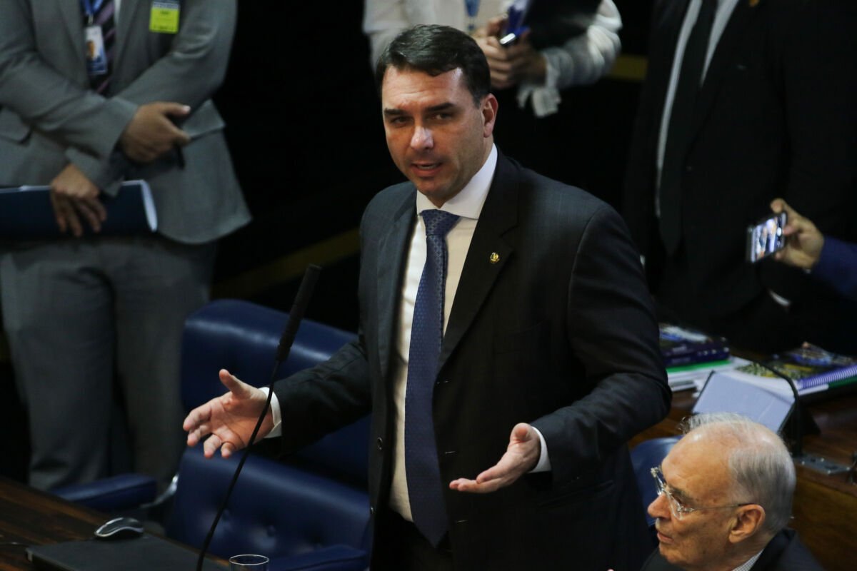Flávio Bolsonaro tenta retirar de Flávio Dino investigação sobre verbas de filme