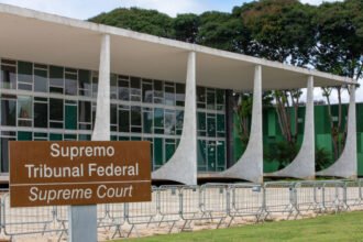 Gilmar Mendes solicita adiamento de sessão no STF sobre investigação de Alexandre de Moraes