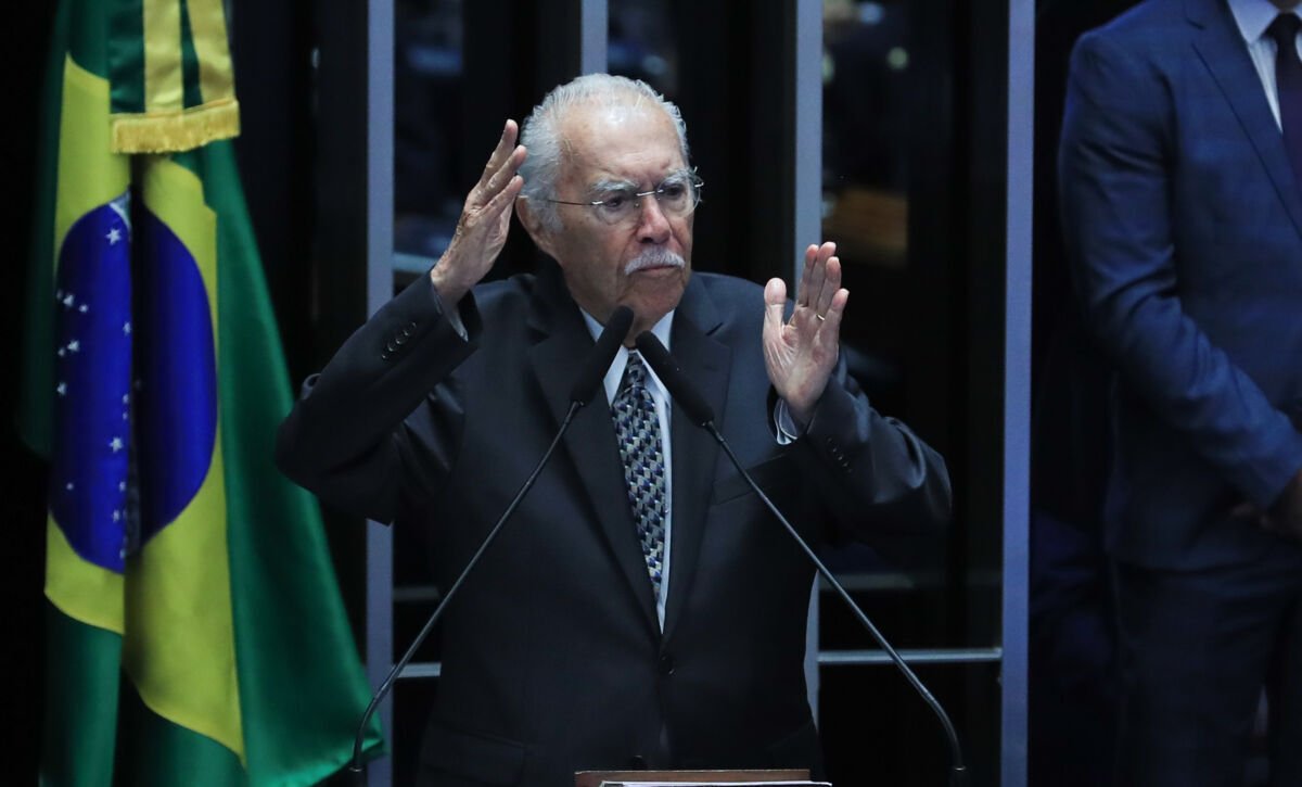 José Sarney é internado com pneumonia em São Luís e segue sem previsão de alta