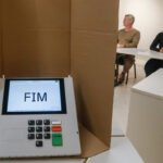 Justiça Eleitoral aperta cerco contra relógios e óculos inteligentes na cabine de votação