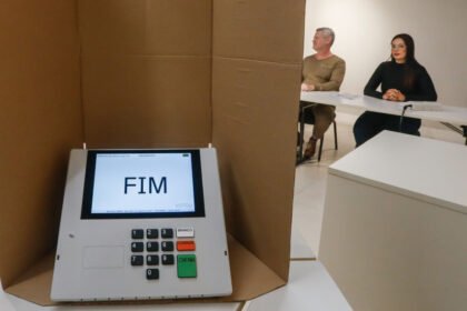 Justiça Eleitoral aperta cerco contra relógios e óculos inteligentes na cabine de votação