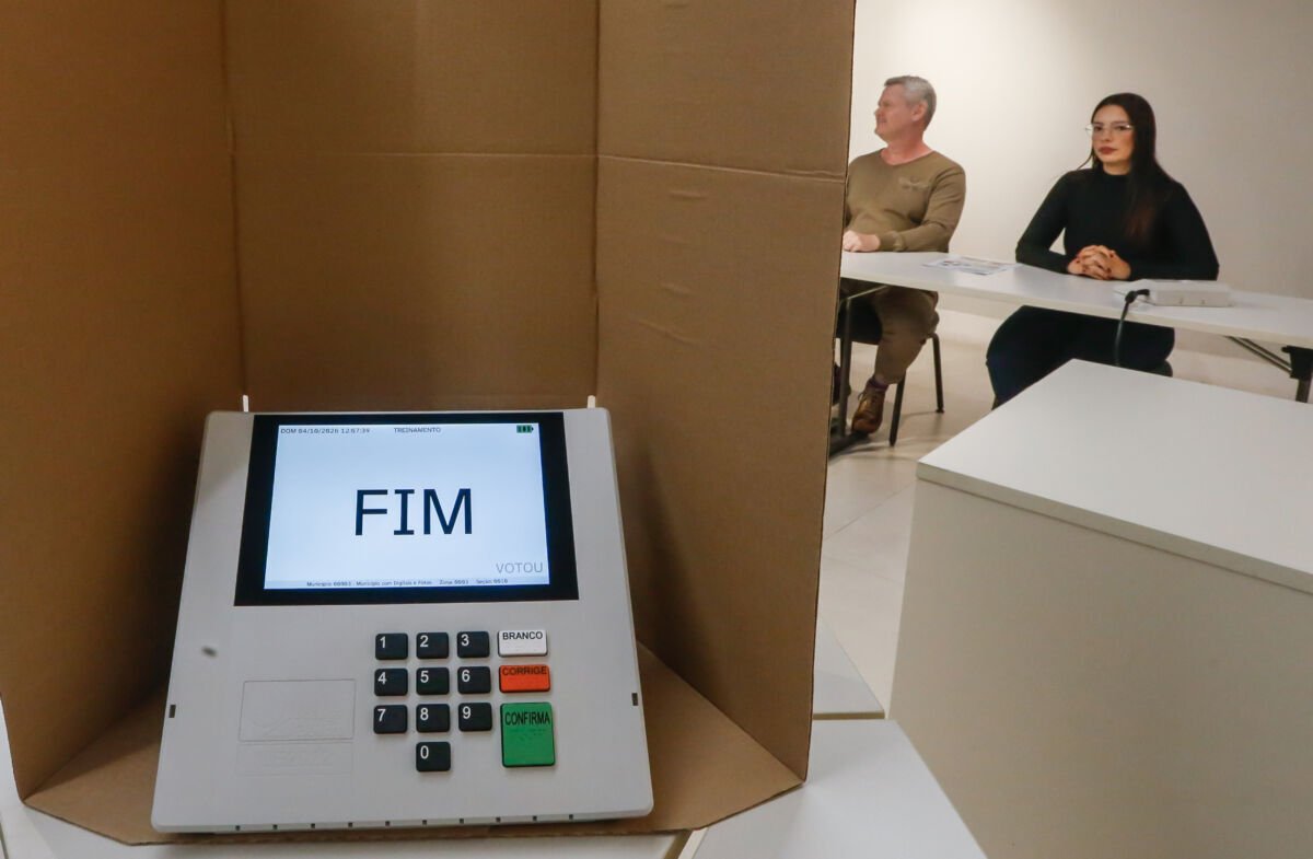 Justiça Eleitoral aperta cerco contra relógios e óculos inteligentes na cabine de votação