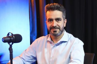 Leonardo Avalanche propõe imposto de 3,5% e distribuição de iPhones a estudantes