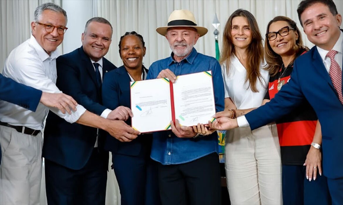 Lula sanciona lei que estabelece diretrizes permanentes para o futebol feminino no Brasil