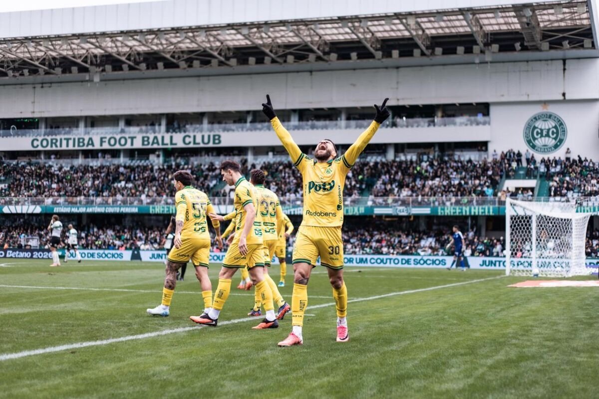 Mirassol vence o Coritiba no Couto Pereira e mantém Vasco e Internacional no Z-4