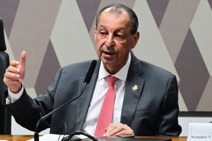 Omar Aziz barra emendas da oposição e mantém texto que extingue a jornada 6x1 no Senado