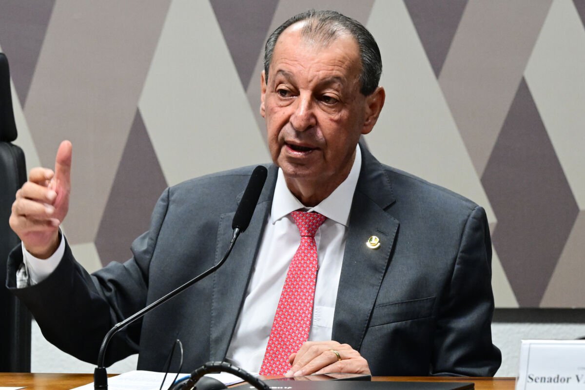 Omar Aziz barra emendas da oposição e mantém texto que extingue a jornada 6x1 no Senado