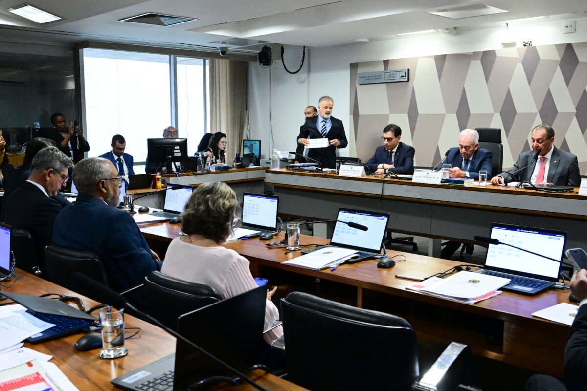 PEC que extingue a jornada 6x1 avança na CCJ do Senado após votação simbólica