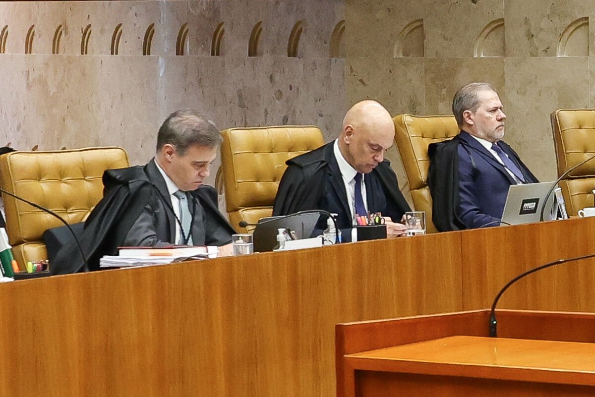 Pedido de vista de Flávio Dino paralisa julgamento sobre ministros no STF