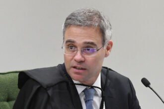 Plenário do TSE analisa manutenção de censura a postagens sobre Flávio Bolsonaro e padroeira