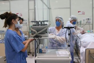 Quase metade dos médicos de UTIs no Brasil convive com exaustão mental e emocional grave