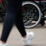 Rendimento de trabalhadores com deficiência permanece abaixo de 70% da média nacional