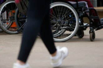 Rendimento de trabalhadores com deficiência permanece abaixo de 70% da média nacional