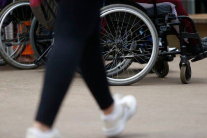 Rendimento de trabalhadores com deficiência permanece abaixo de 70% da média nacional