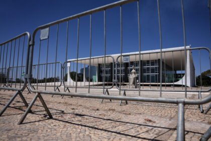 STF reforça esquema de segurança na Praça dos Três Poderes para julgamento de terça-feira