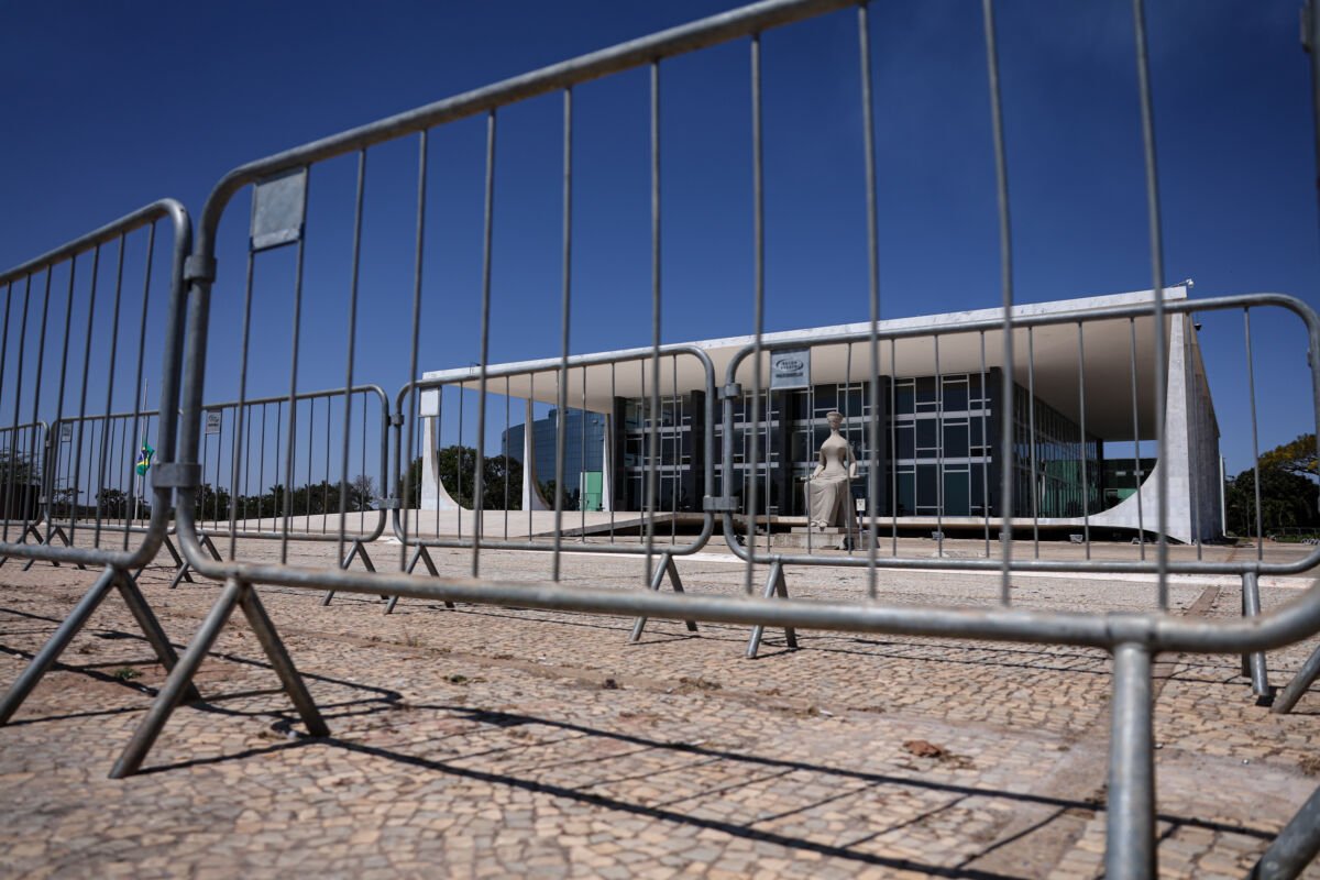 STF reforça esquema de segurança na Praça dos Três Poderes para julgamento de terça-feira