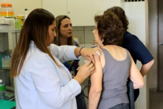 SUS disponibiliza vacina pneumocócica 20 para idosos com 85 anos ou mais