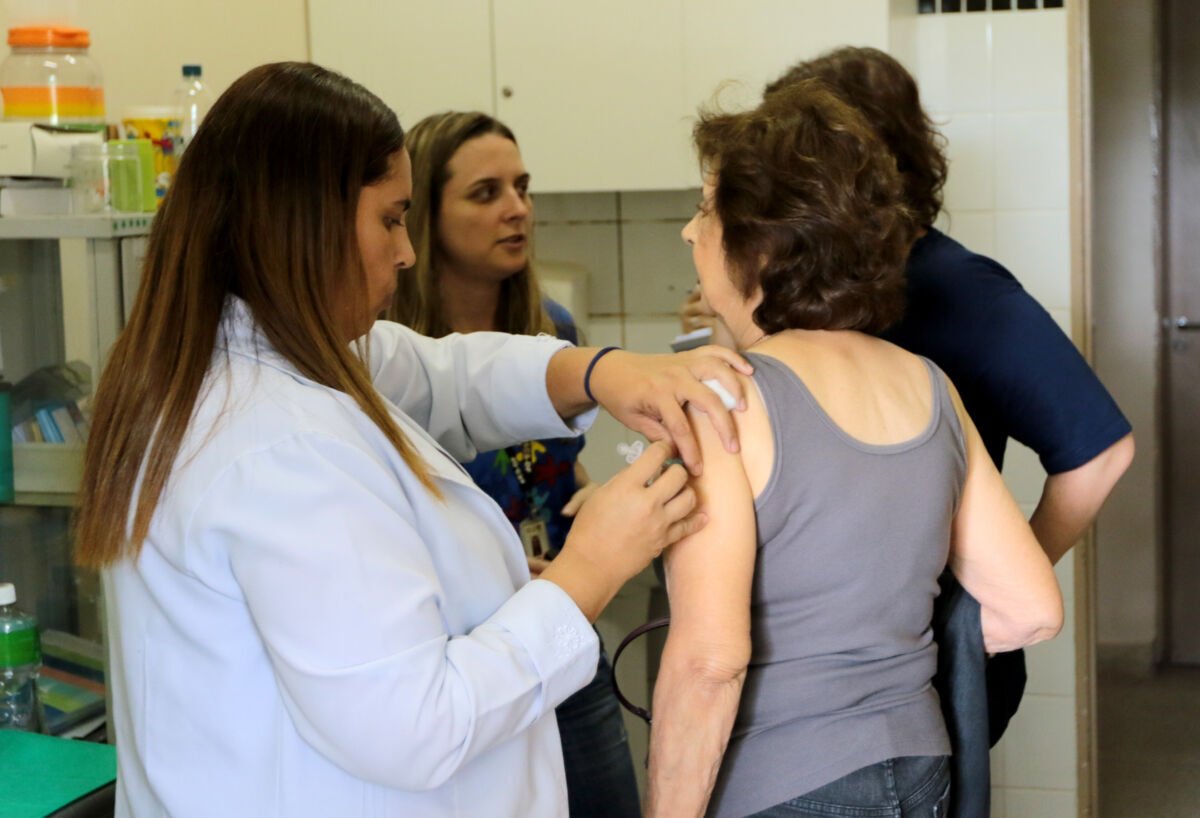 SUS disponibiliza vacina pneumocócica 20 para idosos com 85 anos ou mais
