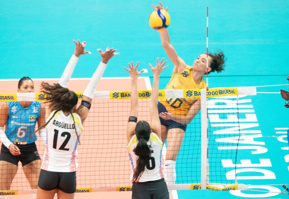 Seleção brasileira de vôlei feminino atropela Venezuela em estreia no Maracanãzinho