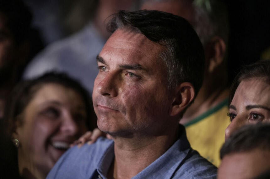André Mendonça multa Flávio Bolsonaro por impulsionamento irregular contra Lula