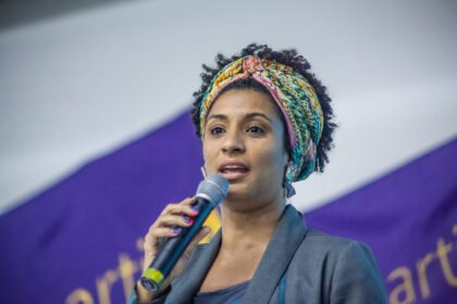 Apoiadores de Flávio Bolsonaro ironizam assassinato de Marielle Franco em ato no Rio