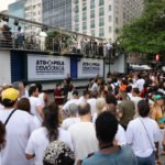 Ato cultural em Copacabana mobiliza multidão na orla carioca em apoio a Lula