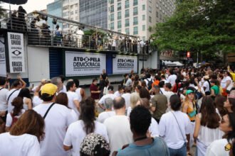 Ato cultural em Copacabana mobiliza multidão na orla carioca em apoio a Lula