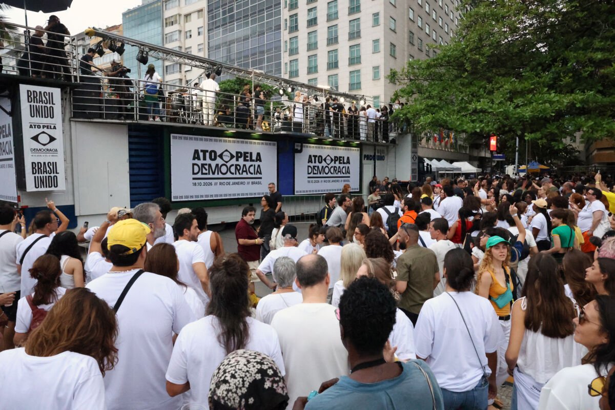 Ato cultural em Copacabana mobiliza multidão na orla carioca em apoio a Lula
