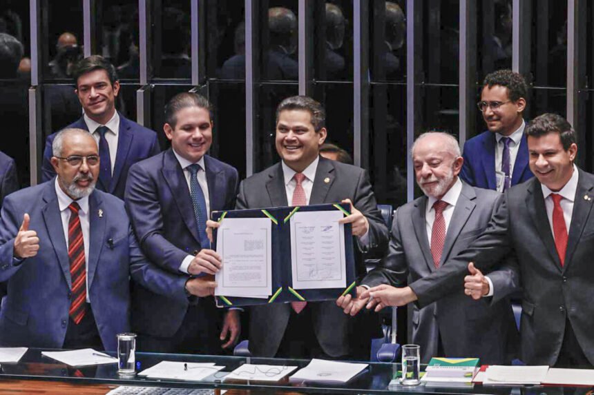 Congresso promulga Emenda Constitucional 141 que extingue escala 6x1 no Brasil