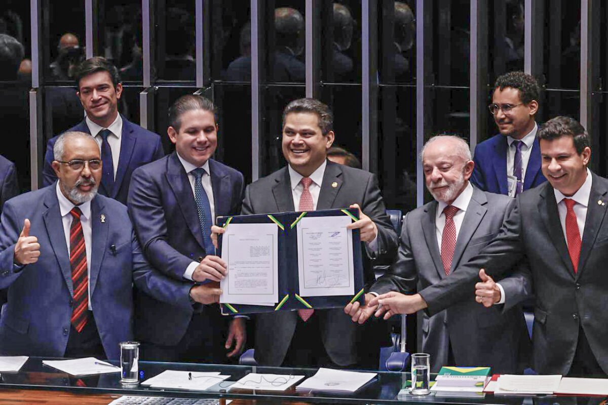 Congresso promulga Emenda Constitucional 141 que extingue escala 6x1 no Brasil