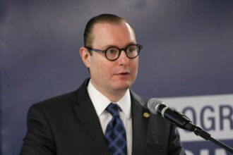 Cristiano Zanin solicita manifestação da PGR e AGU sobre disputa eleitoral no Rio de Janeiro