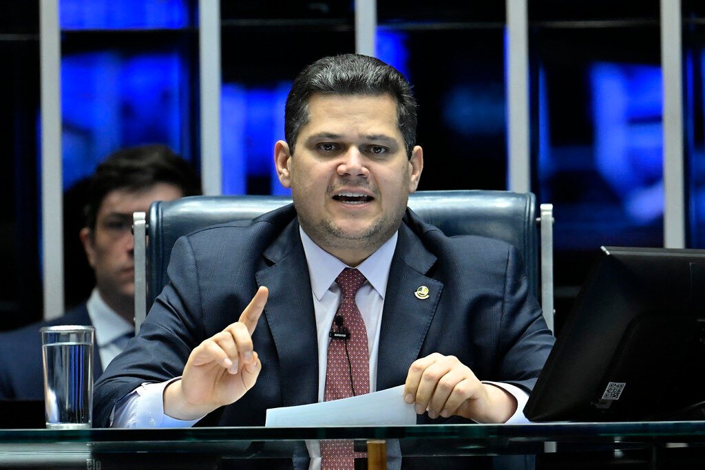 Davi Alcolumbre define calendário para votação do fim da escala 6x1 no Senado