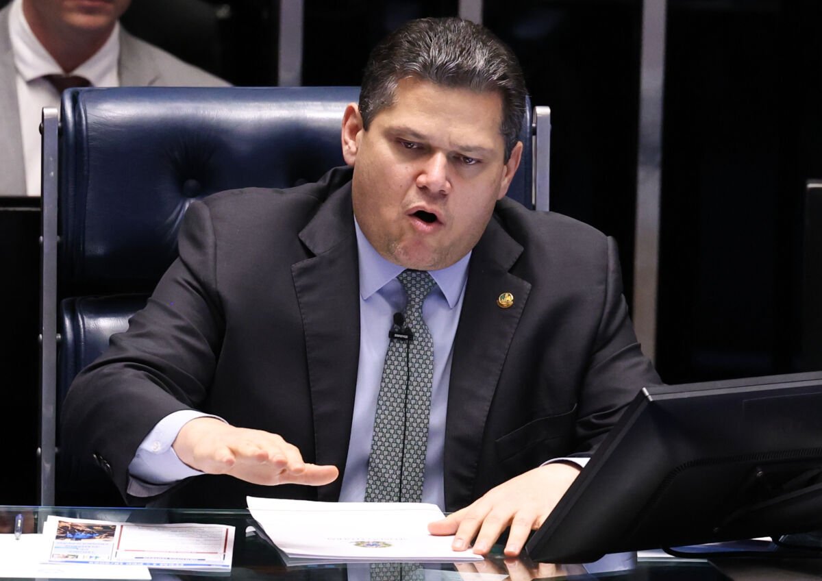 Davi Alcolumbre promulga nesta sexta PEC que extingue escala 6x1 em todo o Brasil