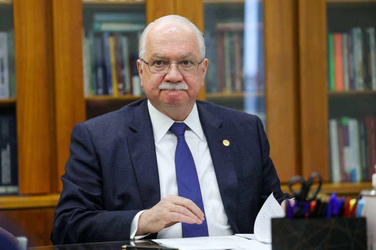 Edson Fachin exige que Polícia Federal entregue citações a ministros no caso Master