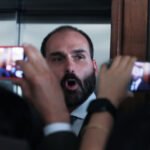 Eduardo Bolsonaro figura no BNMP com mandado de prisão e pena pendente de cumprimento